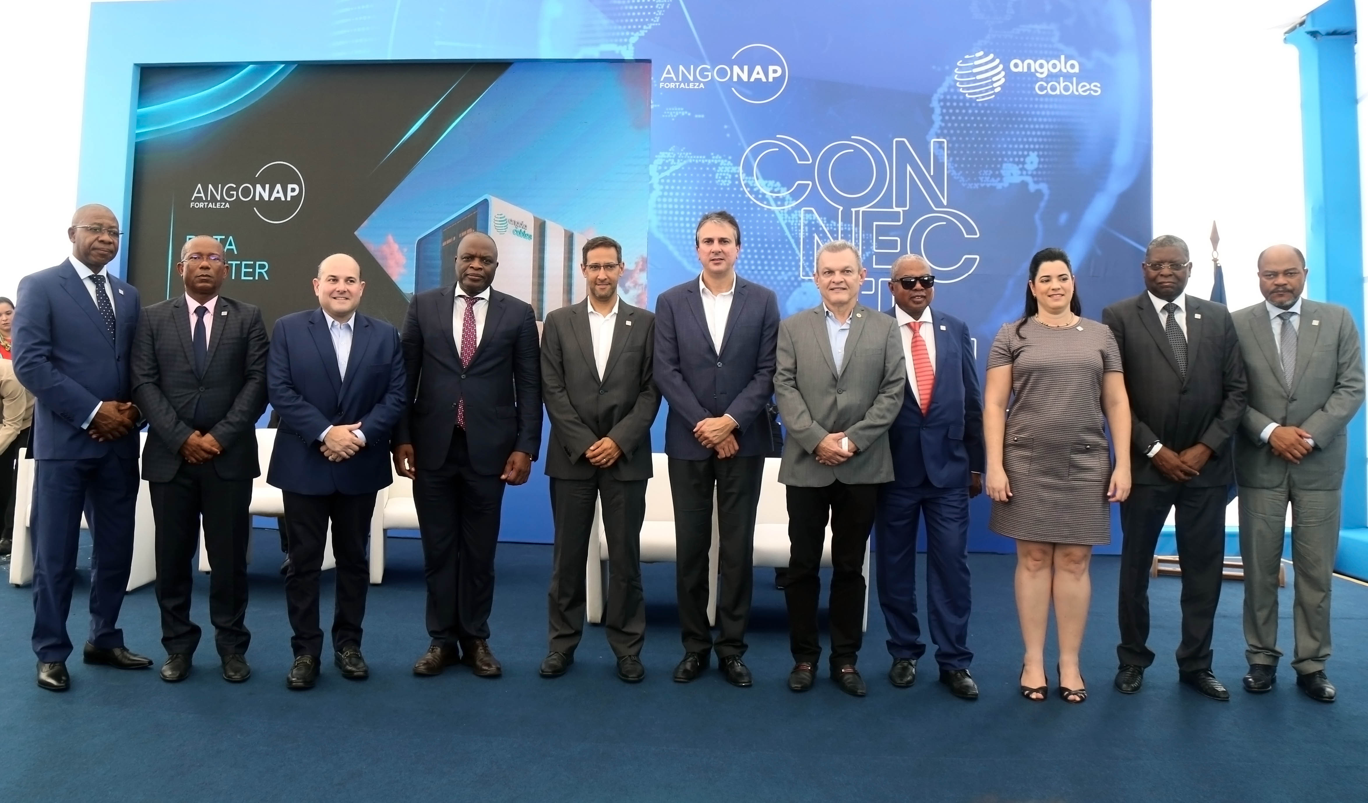 várias pessoas num palco, posando para a foto